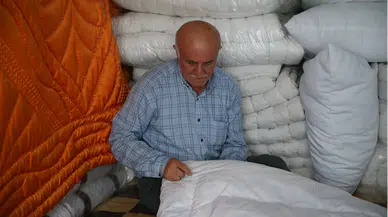 11 yaşında başladığı yorgancılığı 56 yıldır sürdürüyor