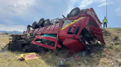 Emirdağ'da kamyon şarampole devrildi: 1 yaralı