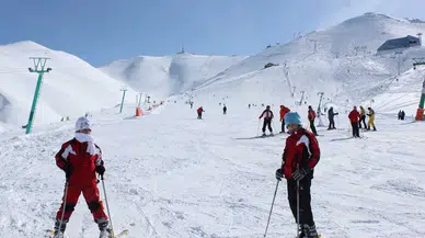 Erzurum Büyükşehir Belediyesi, Palandöken Kayak Merkezi’nde Babalar Kayak Yarışı Etkinliği Düzenliyor