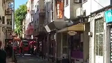 İstanbul- Beşiktaş'ta 2 katlı tarihi bina alev alev yandı