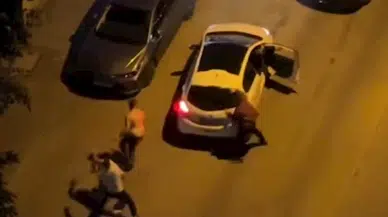 Kadıköy’de, sürücülerin sokak ortasındaki tekmeli yumruklu kavgası kamerada