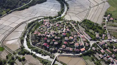 Çeltik tarlalarına dolan su ilkbahar aylarında köyü yarımadaya dönüştürüyor