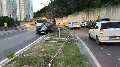 İstanbul - Maltepe'de otomobil aydınlatma direğine çarptı; direk karşıdan gelen aracın üzerine devrildi 