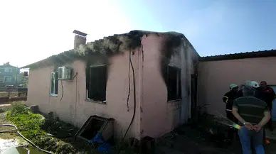 Şarjdaki telefonun bataryası patladı, çıkan yangında 2 kardeş dumandan etkilendi