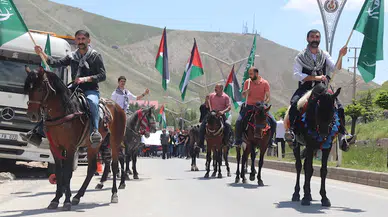 Bitlis'te yüzlerce kişi Filistin için yürüdü, kalabalığa atlılar da destek verdi