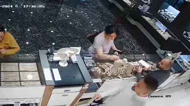 Kuyumcudan kolye hırsızlığı kamerada