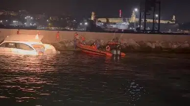 İstanbul- Kadıköy Haydarpaşa'da batmak üzere olan teknedeki 10 kişiyi kurtarıldı - 1