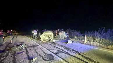 Oğlunun kullandığı otomobili sollamaya çalışan baba, kazaya neden oldu: 3 ölü, 5 yaralı