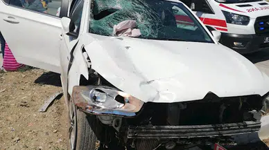 Otomobil yol kenarında meyve satan esnafa çarptı: 1 ölü, 2 yaralı