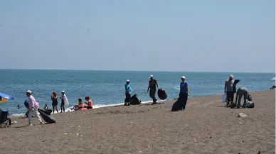 Akçakoca'da sahil vatandaşların desteğiyle temizlendi
