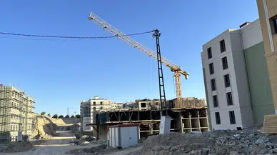 Rize'de devrilen vincin altında kalan işçi ağır yaralandı