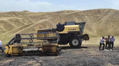 Biçerdöver alev aldı, 450 dönüm buğday ekili arazi zarar gördü