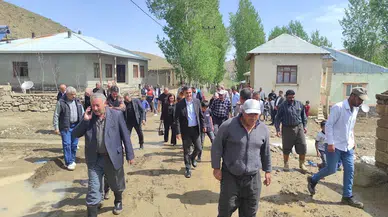 Van'da sağanak sele neden oldu; 52 hayvan öldü, 10 ev ile ahır hasar gördü / Ek fotoğraflar