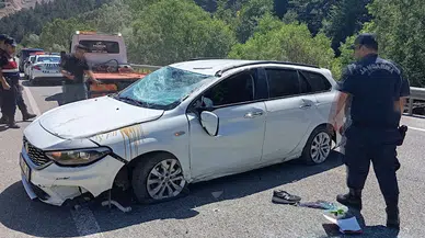 Refüje çarpan otomobil devrildi: 2 yaralı