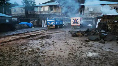 Van'da sağanak sele neden oldu; 52 hayvan öldü, 10 ev ile ahır hasar gördü