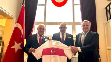 Bakan Bak ve TFF Başkanı Büyükekşi, Varşova Büyükelçiliği'nde ağırlandı