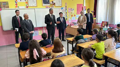 Karabük'te okuma seferberliği kapsamında öğrencilere kitap dağıtımı sürüyor