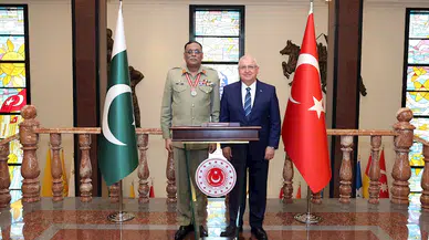 Bakan Güler, Pakistan Genelkurmay Başkanı Mirza ile görüştü