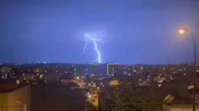 Mardin'de şimşek ve yıldırımlar geceyi aydınlattı
