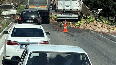 Ceyhan’da karpuz yüklü kamyon, iş kamyonuna çarptı: 1 yaralı