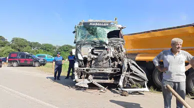 İşçi servisi ile kamyon çarpıştı; 1'i ağır 20 yaralı