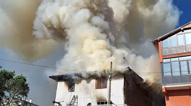 Bolu'da 2 katlı ahşap ev yandı