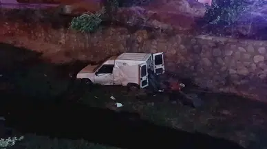 Kırıkkale’de hafif ticari araç KGYS trafosuna çarpıp, dereye düştü