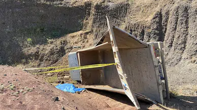 Cüruf ocağında 10 metreden alt yola düşen kamyonun şoförü öldü