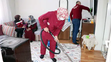  Evlerinde bayram temizliği yapılan yaşlı ve kimsesiz kadınların hayallerini de gerçekleştirdiler
