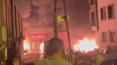 İstanbul-Esenyurt'ta kundaklanan 8 araç ve iş yeri alev alev yandı; kundaklama anı kamerada(Geniş Haber) 