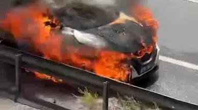 İstanbul - Ümraniye TEM Otoyolu'nda otomobil alev alev yandı