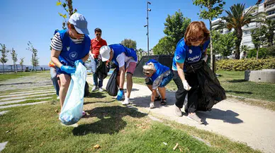 Karşıyaka'da çevre gönüllülerinden sahil temizliği
