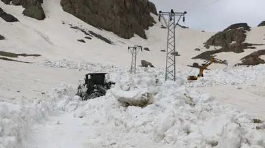 Yüksekova'da, askeri üs yolunda 6 metre karla mücadele