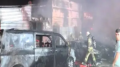 İstanbul-Esenyurt'ta iş yeri ve park halindeki araçlarda yangın - 1