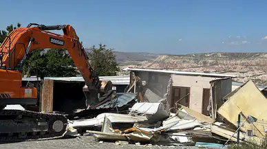 Kapadokya'da kaçak kafeterya yıkıldı