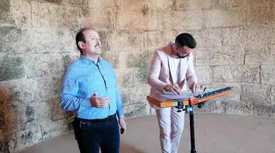 Vali Pehlivan, Kızkalesi'nin tanıtımını yaptı, türkü söyledi 