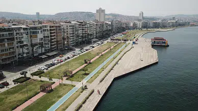 İzmir'de sıcak hava nedeniyle Kordon boş kaldı