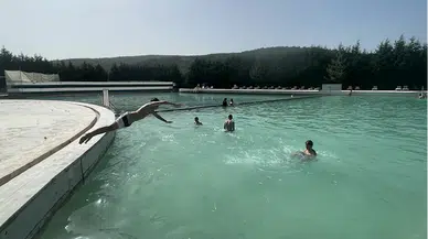 Bolu'da sıcaktan bunalanlar travertenlerdeki havuzlara girdi 