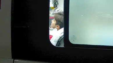 Otobüsün aynası kafasına çarpan öğrenci yaralandı