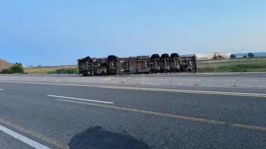 Diyarbakır’da hurda yüklü TIR devrildi: 2 yaralı