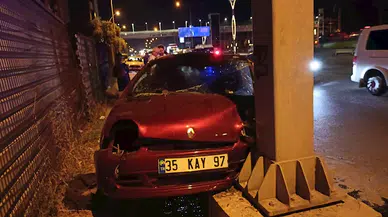 İzmit'te otomobil önce TIR'a, sonra yön tabelasının direğine çarptı: 4 yaralı