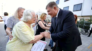 İzmir'de ihtiyaç sahibi emeklilere su faturası, market ve kira desteği