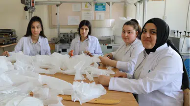 Amasya'da meslek lisesi öğrencileri tek kullanımlık terlik üretiyor