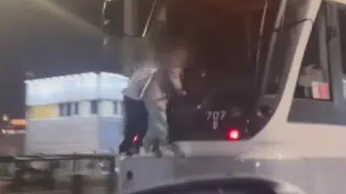 İstanbul - Haliç'te çocukların tramvaydaki tehlikeli yolculuğu 