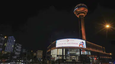 Kızılay kırmızısı Türkiye’nin sembol yapılarına yansıdı