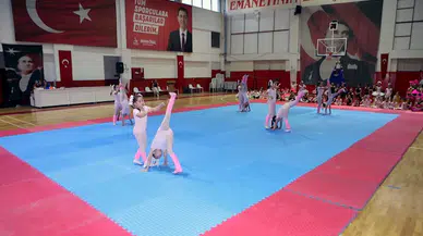 Bayraklı'da jimnastik ve bale kursiyerlerinden gösteri