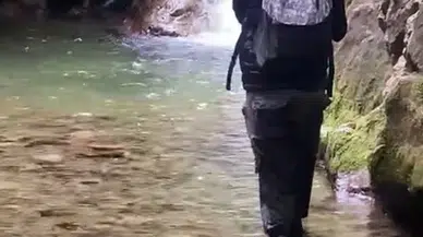 Balık tutarken ayıyla karşılaştılar; o anlar kamerada