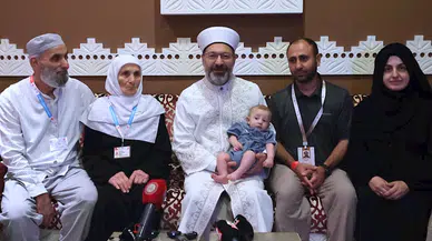 Diyanet İşleri Başkanı Erbaş, en küçük ve en yaşlı hacı adaylarıyla buluştu
