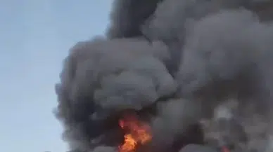 Kocaeli'de akaryakıt istasyonu bitişiğindeki palet fabrikasında yangın