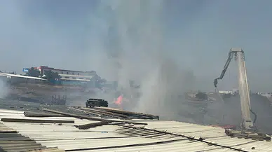 Kocaeli'de akaryakıt istasyonu bitişiğindeki palet fabrikasında yangın (2)